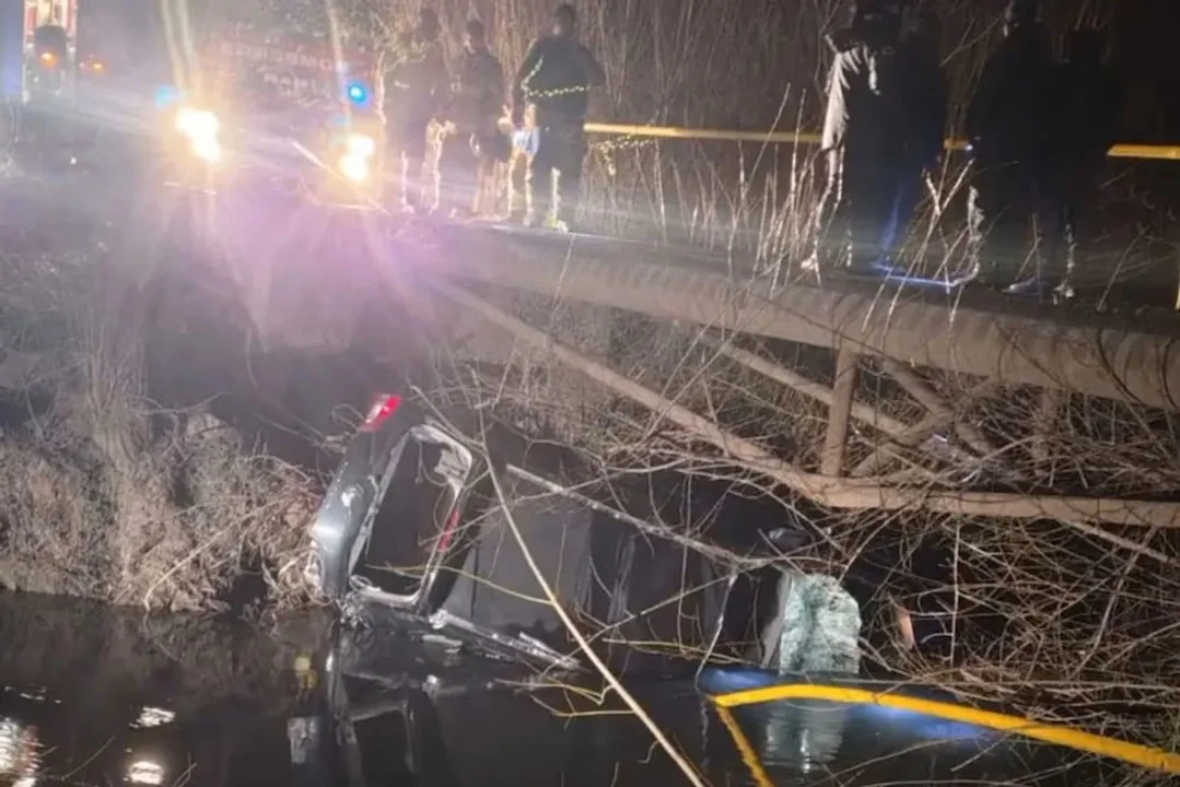 Rio Negro auto en canal